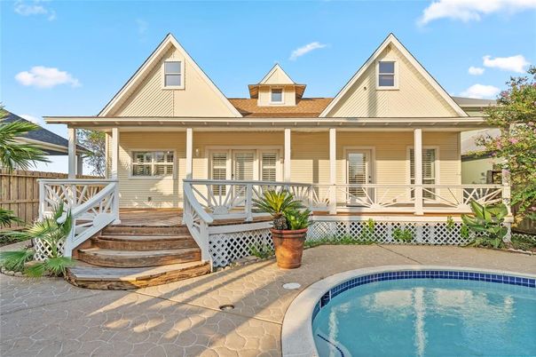 Exterior, Facade, Pool, Queen Anne Victorian
