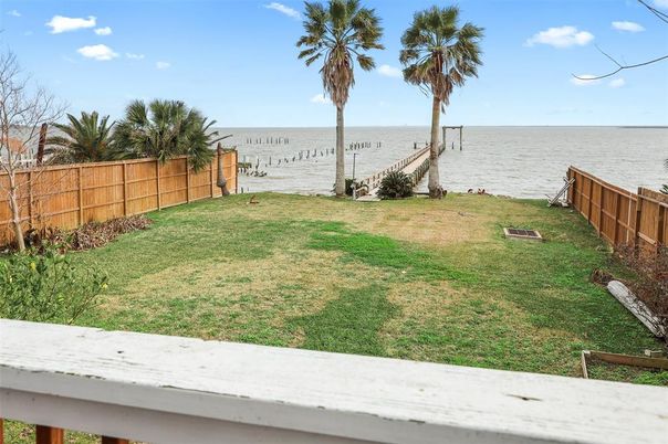 Exterior, Lake