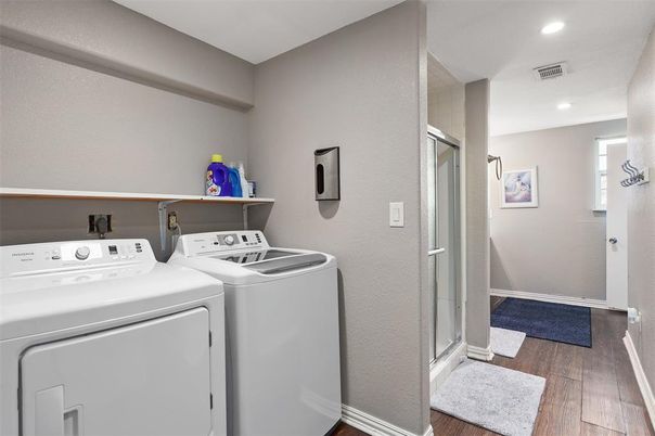 Interior, Recessed Lighting, Washer, Wood Texture Flooring