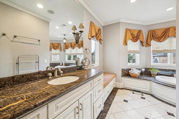 Bathroom, Dual Sink Vanities, Interior, Recessed Lighting