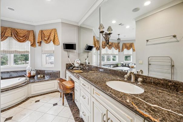 Bathroom, Dual Sink Vanities, Interior, Recessed Lighting
