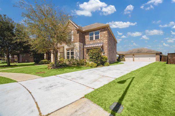 Backyard, Detached Garage, Exterior, Facade, Brick Facade, Brick Traditional