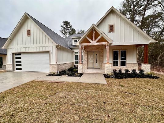 Attached, Exterior, Facade, Farmhouse