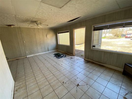 Empty room, Interior