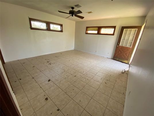 Empty room, Interior