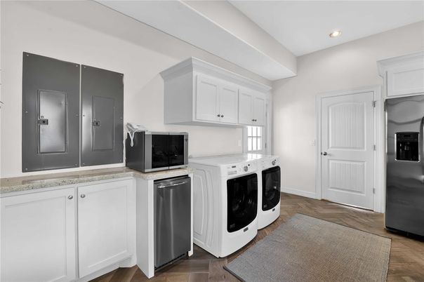 Interior, Recessed Lighting, Washer, Wood Texture Flooring