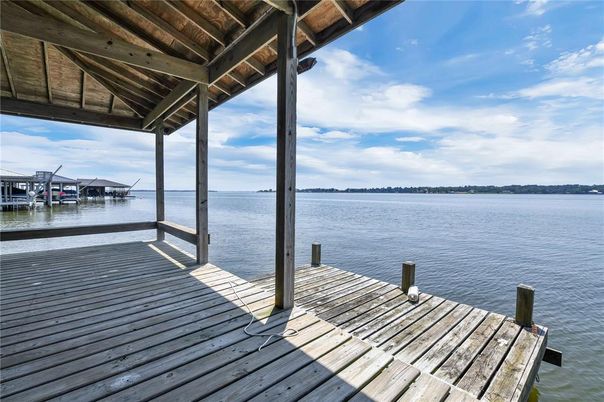 Exterior, Lake