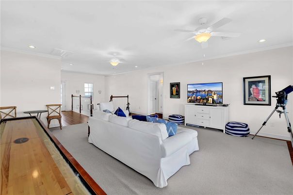 Fitness Equipment, Interior, Living room, Recessed Lighting, Wood Texture Flooring