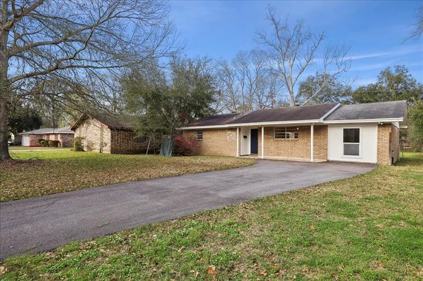 Exterior, Facade, Brick Facade, Ranch