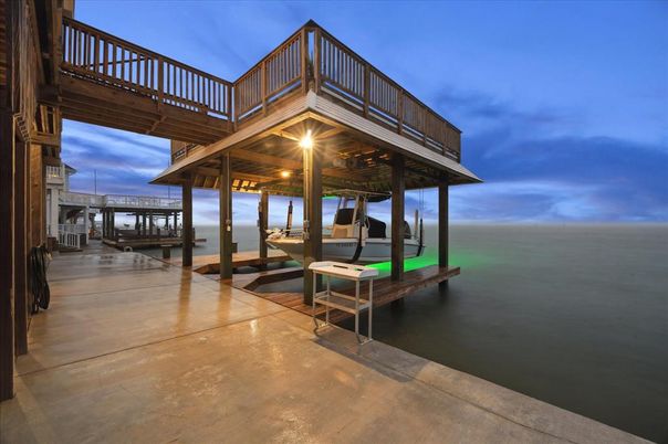 Exterior, Lake