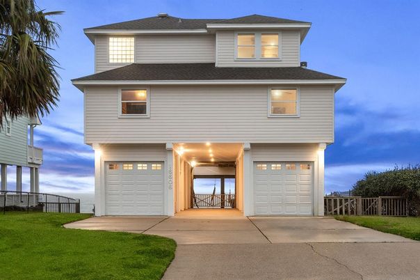 Attached, Exterior, Facade, Modern