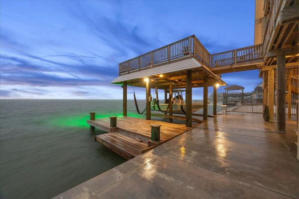 Exterior, Lake