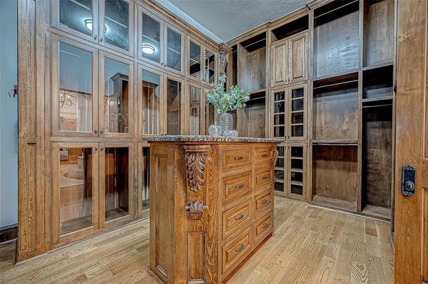 Interior, Walk-in Closets, Wood Texture Flooring
