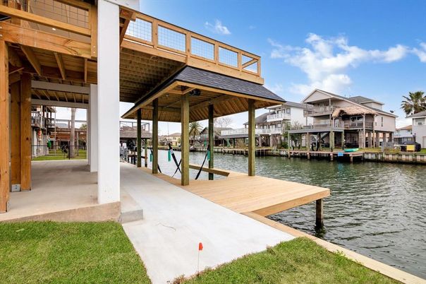 Exterior, Lake
