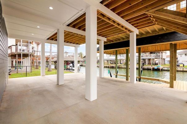 Exterior, Lake