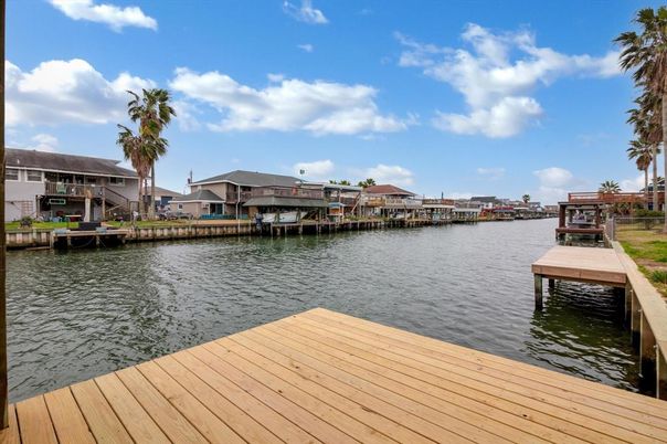 Exterior, Lake