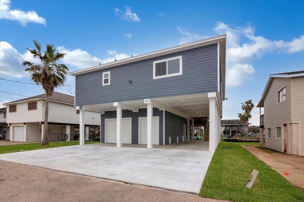 Attached, Exterior, Facade, Modern
