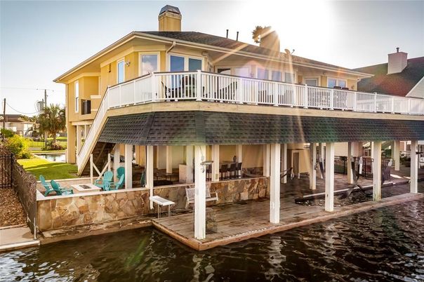 Exterior, Lake