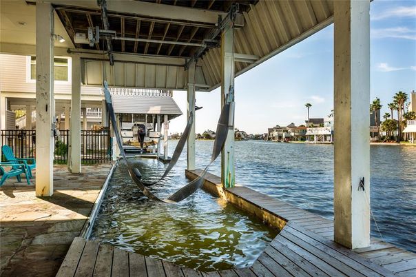 Exterior, Lake
