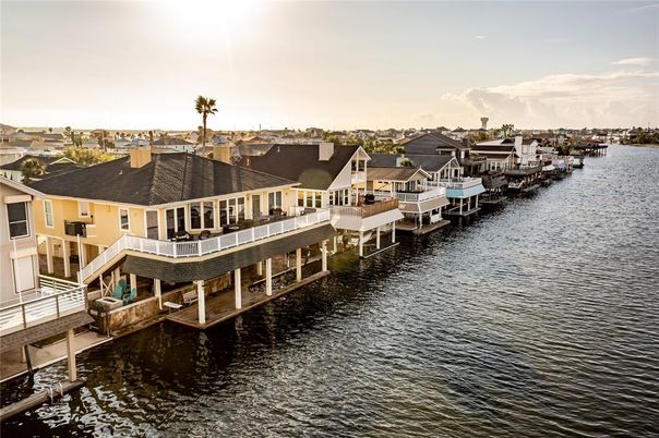 Exterior, Lake