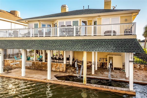 Exterior, Lake