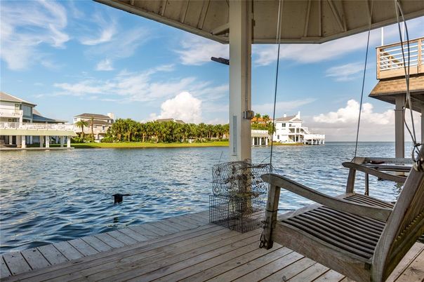 Exterior, Lake