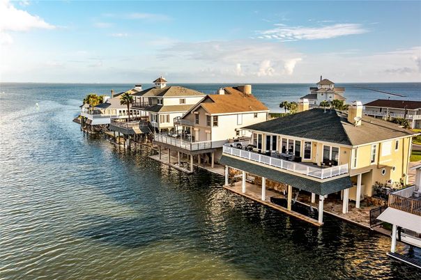 Exterior, Lake