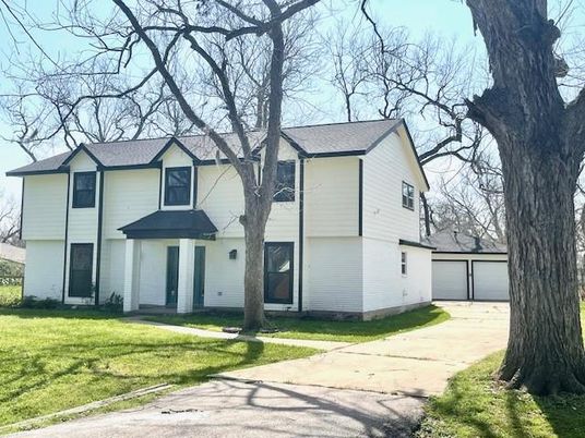 Exterior, Facade, Farmhouse