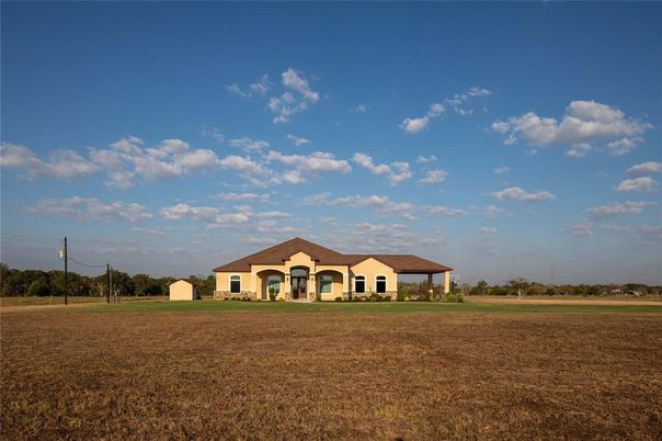 Backyard, Exterior, Facade, Ranch