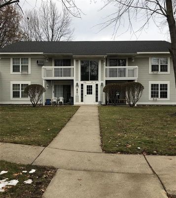 Exterior, Facade, Raised Ranch
