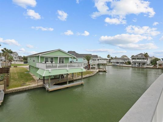 Exterior, Lake