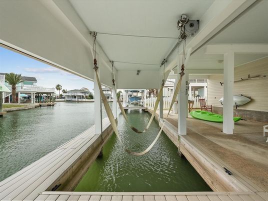 Exterior, Lake
