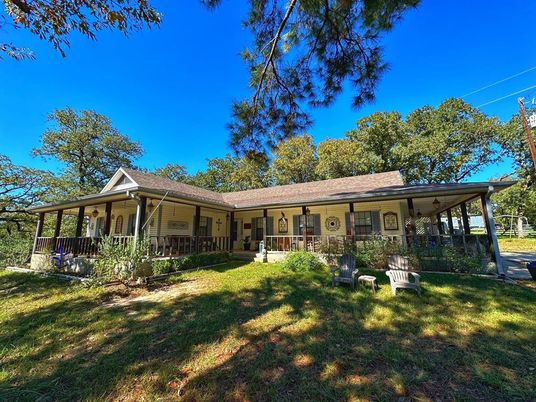 Backyard, Exterior, Facade, Ranch