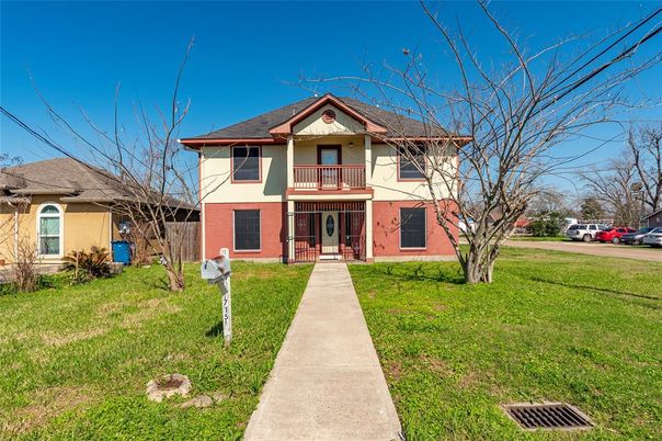 Backyard, Exterior, Facade, Brick Facade, Queen Anne Victorian