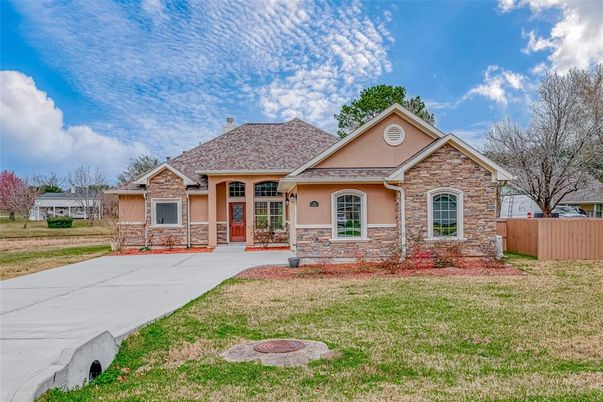 Backyard, Exterior, Facade, Brick Facade, Brick Traditional