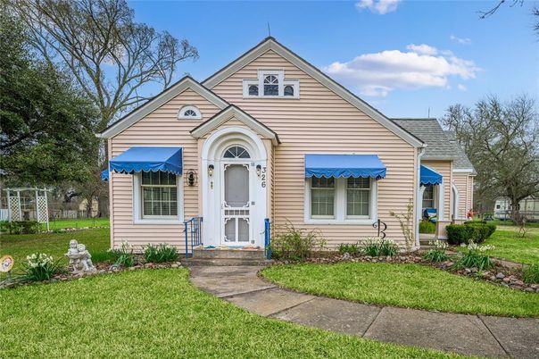 Backyard, Exterior, Facade, Queen Anne Victorian