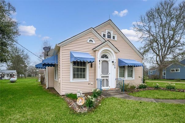 Backyard, Exterior, Facade, Queen Anne Victorian