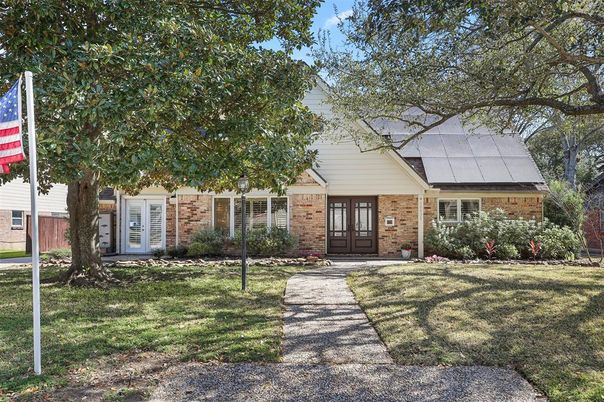 Exterior, Facade, Brick Facade, Solar Panels, Ranch