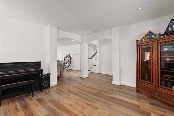 Interior, Piano, Recessed Lighting, Wood Texture Flooring