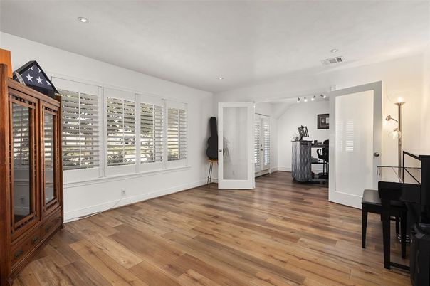 Interior, Piano, Recessed Lighting, Wood Texture Flooring