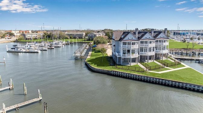 Exterior, Lake