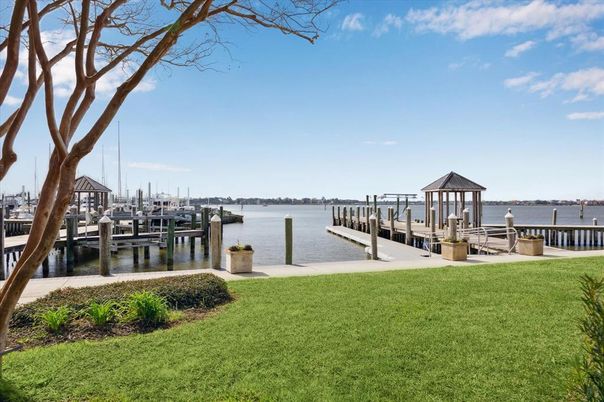 Exterior, Lake