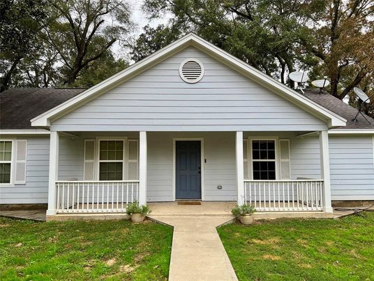 Exterior, Facade, Ranch