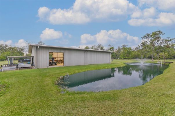 Exterior, Lake