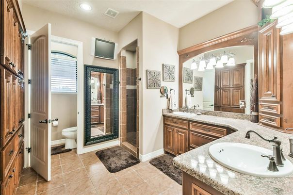 Bathroom, Dual Sink Vanities, Interior, Recessed Lighting