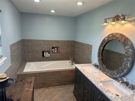 Bathroom, Dual Sink Vanities, Interior, Recessed Lighting