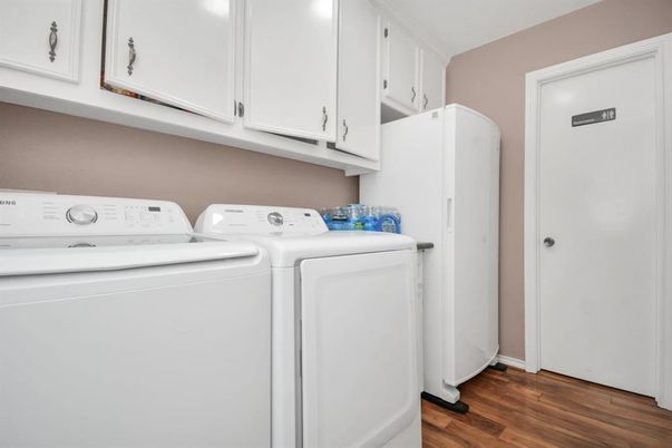 Interior, Washer, Wood Texture Flooring
