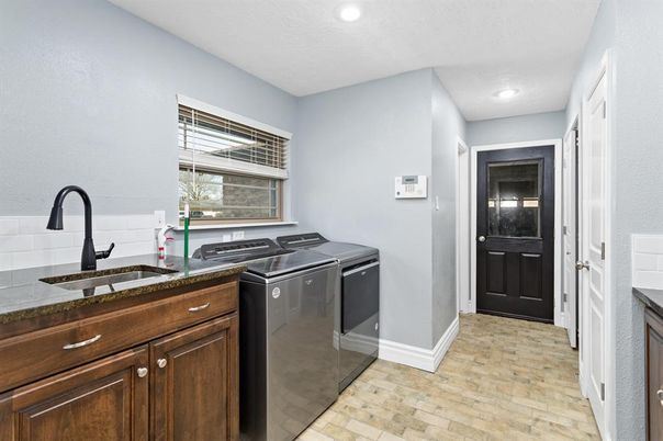 Interior, Recessed Lighting, Washer, Wood Texture Flooring