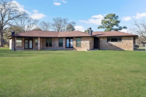 Backyard, Exterior, Facade, Brick Facade, Ranch