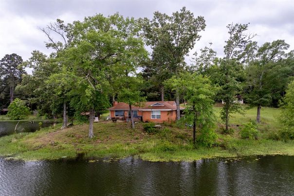 Exterior, Lake